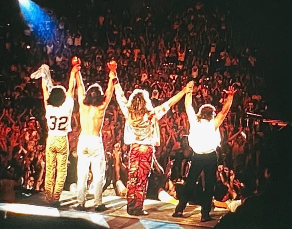 Van Halen bids adieu to the audience at one of their 1986 concerts. 